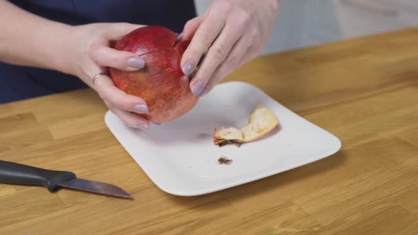 Vaří rukama, aby oloupal granátové jablko a vytahuje zralá semena — Stock video