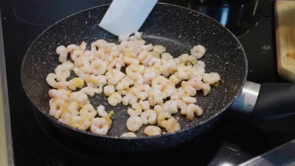 Prozess des Röstens von geschälten Garnelen in einer Pfanne, Nahaufnahme. Garnelen gebraten. hausgemachte Meeresfrüchte — Stockvideo