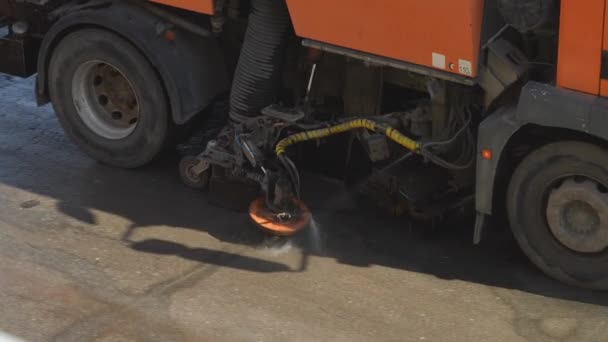 Vehículo de limpieza de la calle limpia la calle con tijeras — Vídeo de stock