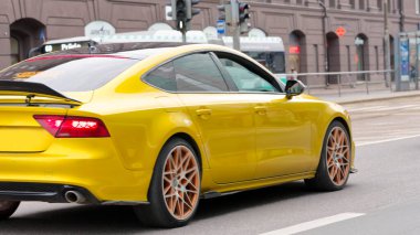 Tallinn 'in göbeğindeki yolda sarı spor araba.