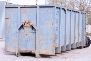 Tam inşaat atığı bir konteynır.