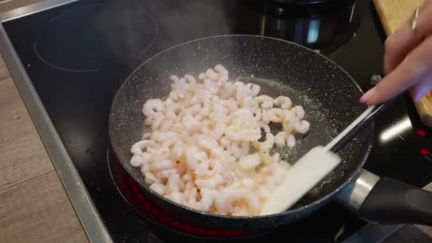 Prozess des Röstens von geschälten Garnelen in einer Pfanne, Nahaufnahme. Garnelen gebraten. hausgemachte Meeresfrüchte — Stockvideo