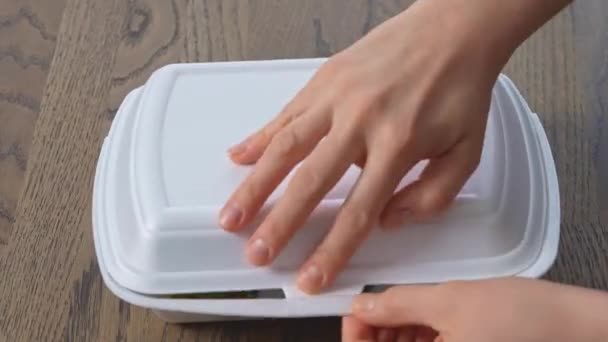 As mãos anônimas que abrem uns rolos de sushi de realização com o caviar vermelho e o container de prato de alga marinha. entrega de alimentos — Vídeo de Stock