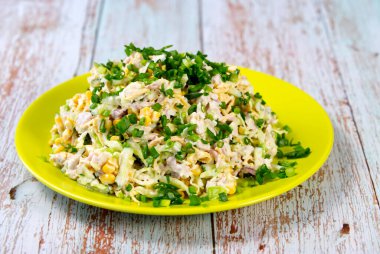 Sağlıklı bir hayat için tıknaz sebze salatası.