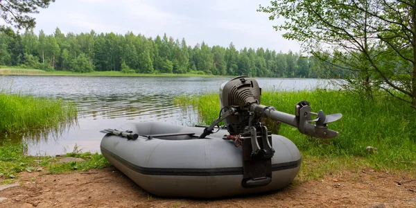 Descanso y pesca en la naturaleza. Un lugar pintoresco en el lago. Un bote inflable en la orilla de un embalse de Soodla. — Foto de Stock