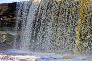 Güzel şelale Jagala Juga, Estonya. 2021