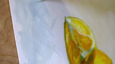 Birisi boya fırçasıyla resim yapıyor..