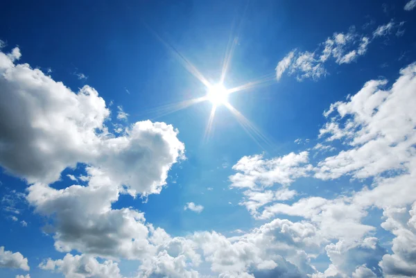 Cielo azul en el día del sol — Foto de Stock
