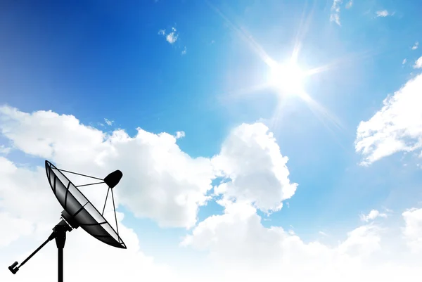 Parabola satellitare cielo sole stelle comunicazione tecnologia rete immagine sfondo per il design tramonto — Foto Stock