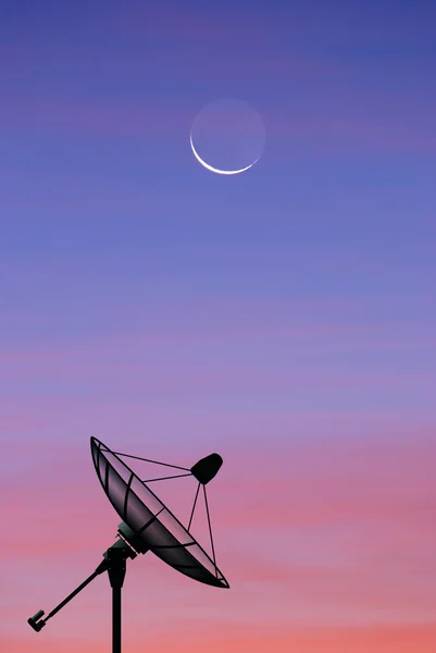 Parabola satellitare cielo sole stelle comunicazione tecnologia rete immagine sfondo per il design tramonto — Foto Stock