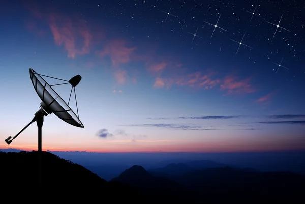 Antena parabólica no céu natureza fundo — Fotografia de Stock