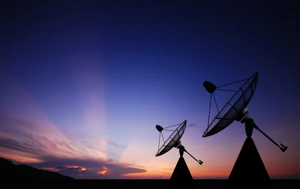 Parabolantenn på himmel natur bakgrund — Stockfoto