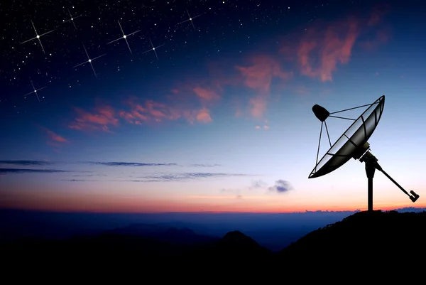 Antena parabólica no céu natureza fundo — Fotografia de Stock