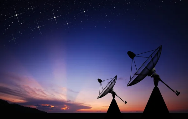 Супутникова тарілка на фоні природи неба — стокове фото