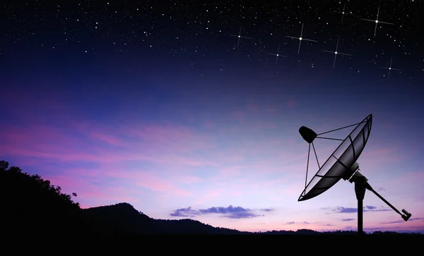 Antena parabólica no céu natureza fundo — Fotografia de Stock