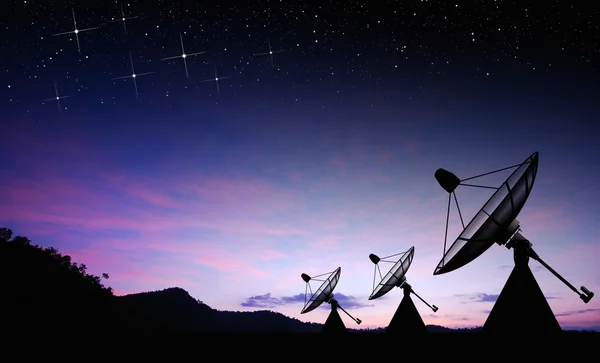 Antena parabólica no céu natureza fundo — Fotografia de Stock