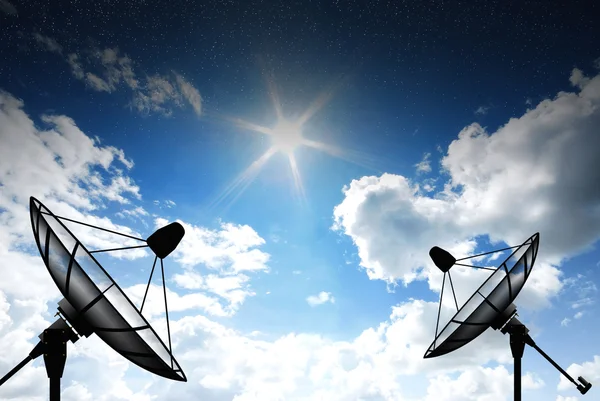 Anteny satelitarnej na tle natura niebo — Zdjęcie stockowe