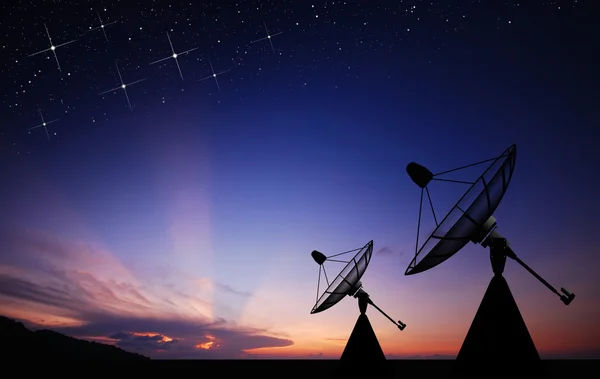 Antena parabólica en cielo naturaleza fondo Imagen de archivo