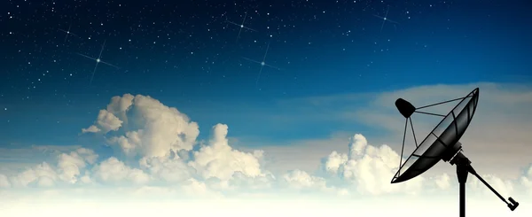 Супутникова тарілка на фоні природи неба — стокове фото