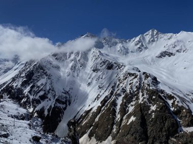 Dağın tepesi bulutlarla kaplı.