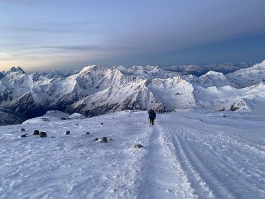 Dağın zirvesine zor bir yol.