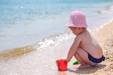 Denize sıfır plaj üzerinde oyun kız bebek