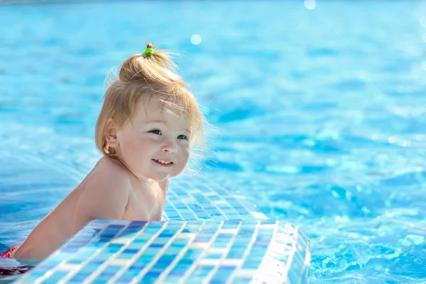 Bébé fille jouer dans piscine — Photo