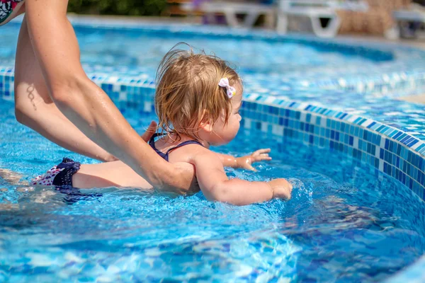 Bébé fille apprendre à nager dans la piscine avec sa mère — Photo