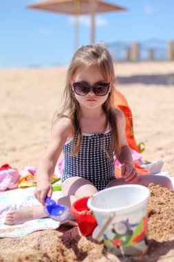 küçük bebeği kum plaj