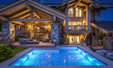 Havuzu ve kiralık park yeri olan modern konforlu bir dağ evi. Devasa kereste kirişleri. Arka planda güzel orman dağları. Gökyüzünde bir sürü yıldızla berrak bir yaz gecesi.