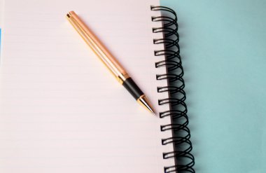 Defter ve kalem. Açık günlüğü ve kaydetmek için kalem