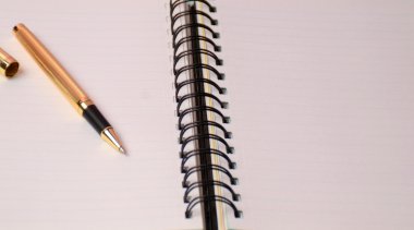 Defter ve kalem. Açık günlüğü ve kaydetmek için kalem