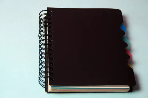 Blok a tužku. Otevřený deník a pera k záznamu — Stock fotografie