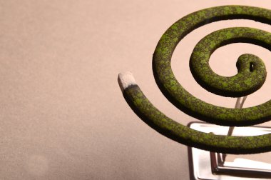 Sivrisinek bobini, sivrisinek kovucu tütsüdür. Genellikle spiral şeklindedir. Neem 'in yaptığı sivrisinek ilacı yeşil renk bırakır.