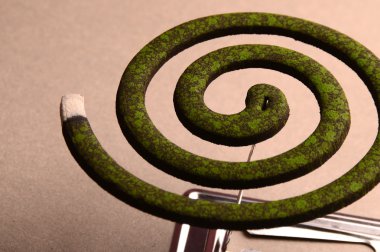 Sivrisinek bobini, sivrisinek kovucu tütsüdür. Genellikle spiral şeklindedir. Neem 'in yaptığı sivrisinek ilacı yeşil renk bırakır.