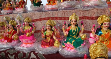 Yeni yapılmış tanrıça Lakshmi 'nin güzel heykelleri Diwali Festivali sırasında satılığa çıkarıldı. Diwali kutlaması için el yapımı Laxmi putları satmaya hazır..