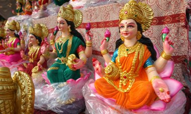 Yeni yapılmış tanrıça Lakshmi 'nin güzel heykelleri Diwali Festivali sırasında satılığa çıkarıldı. Diwali kutlaması için el yapımı Laxmi putları satmaya hazır..