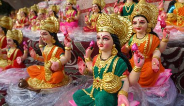 Yeni yapılmış tanrıça Lakshmi 'nin güzel heykelleri Diwali Festivali sırasında satılığa çıkarıldı. Diwali kutlaması için el yapımı Laxmi putları satmaya hazır..