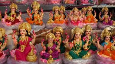 Yeni yapılmış tanrıça Lakshmi 'nin güzel heykelleri Diwali Festivali sırasında satılığa çıkarıldı. Diwali kutlaması için el yapımı Laxmi putları satmaya hazır..