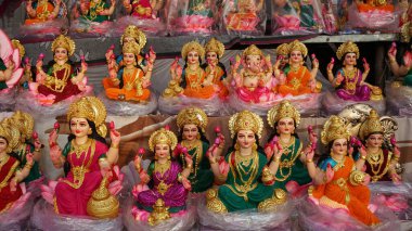 Yeni yapılmış tanrıça Lakshmi 'nin güzel heykelleri Diwali Festivali sırasında satılığa çıkarıldı. Diwali kutlaması için el yapımı Laxmi putları satmaya hazır..