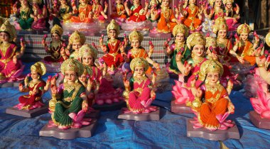 Yeni yapılmış tanrıça Lakshmi 'nin güzel heykelleri Diwali Festivali sırasında satılığa çıkarıldı. Diwali kutlaması için el yapımı Laxmi putları satmaya hazır..