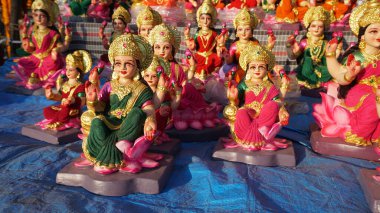 Yeni yapılmış tanrıça Lakshmi 'nin güzel heykelleri Diwali Festivali sırasında satılığa çıkarıldı. Diwali kutlaması için el yapımı Laxmi putları satmaya hazır..