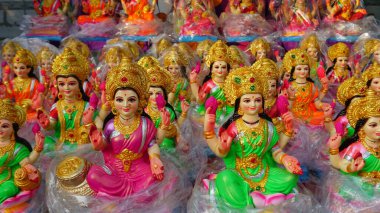 Yeni yapılmış tanrıça Lakshmi 'nin güzel heykelleri Diwali Festivali sırasında satılığa çıkarıldı. Diwali kutlaması için el yapımı Laxmi putları satmaya hazır..
