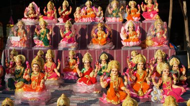 Yeni yapılmış tanrıça Lakshmi 'nin güzel heykelleri Diwali Festivali sırasında satılığa çıkarıldı. Diwali kutlaması için el yapımı Laxmi putları satmaya hazır..