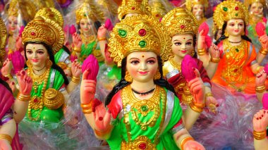Yeni yapılmış tanrıça Lakshmi 'nin güzel heykelleri Diwali Festivali sırasında satılığa çıkarıldı. Diwali kutlaması için el yapımı Laxmi putları satmaya hazır..