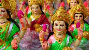Yeni yapılmış tanrıça Lakshmi 'nin güzel heykelleri Diwali Festivali sırasında satılığa çıkarıldı. Diwali kutlaması için el yapımı Laxmi putları satmaya hazır..