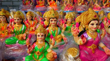 Yeni yapılmış tanrıça Lakshmi 'nin güzel heykelleri Diwali Festivali sırasında satılığa çıkarıldı. Diwali kutlaması için el yapımı Laxmi putları satmaya hazır..
