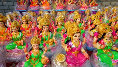 Yeni yapılmış tanrıça Lakshmi 'nin güzel heykelleri Diwali Festivali sırasında satılığa çıkarıldı. Diwali kutlaması için el yapımı Laxmi putları satmaya hazır..