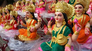 Yeni yapılmış tanrıça Lakshmi 'nin güzel heykelleri Diwali Festivali sırasında satılığa çıkarıldı. Diwali kutlaması için el yapımı Laxmi putları satmaya hazır..