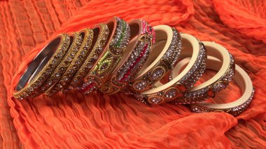 Hint kaküllerini kapatın. Geleneksel Hint mücevherleri..